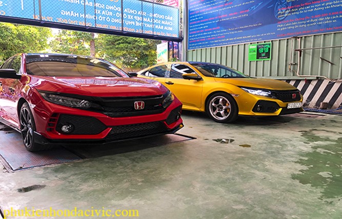 Honda Civic hạ gầm sát mặt đất với bộ bodykit hầm hố